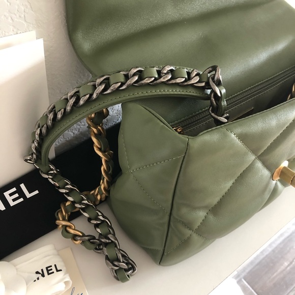 Brand new CHANEL small 19 green handbag - Picture 10 of 16